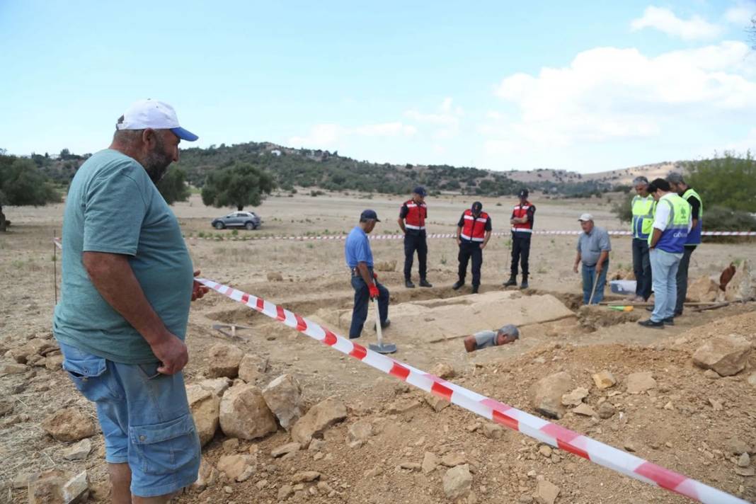 Tarlasını süren çiftçi topraktan çıkanlar karşısında çaresiz kaldı, ekiplere haber verdi, duyan oraya koştu! 1